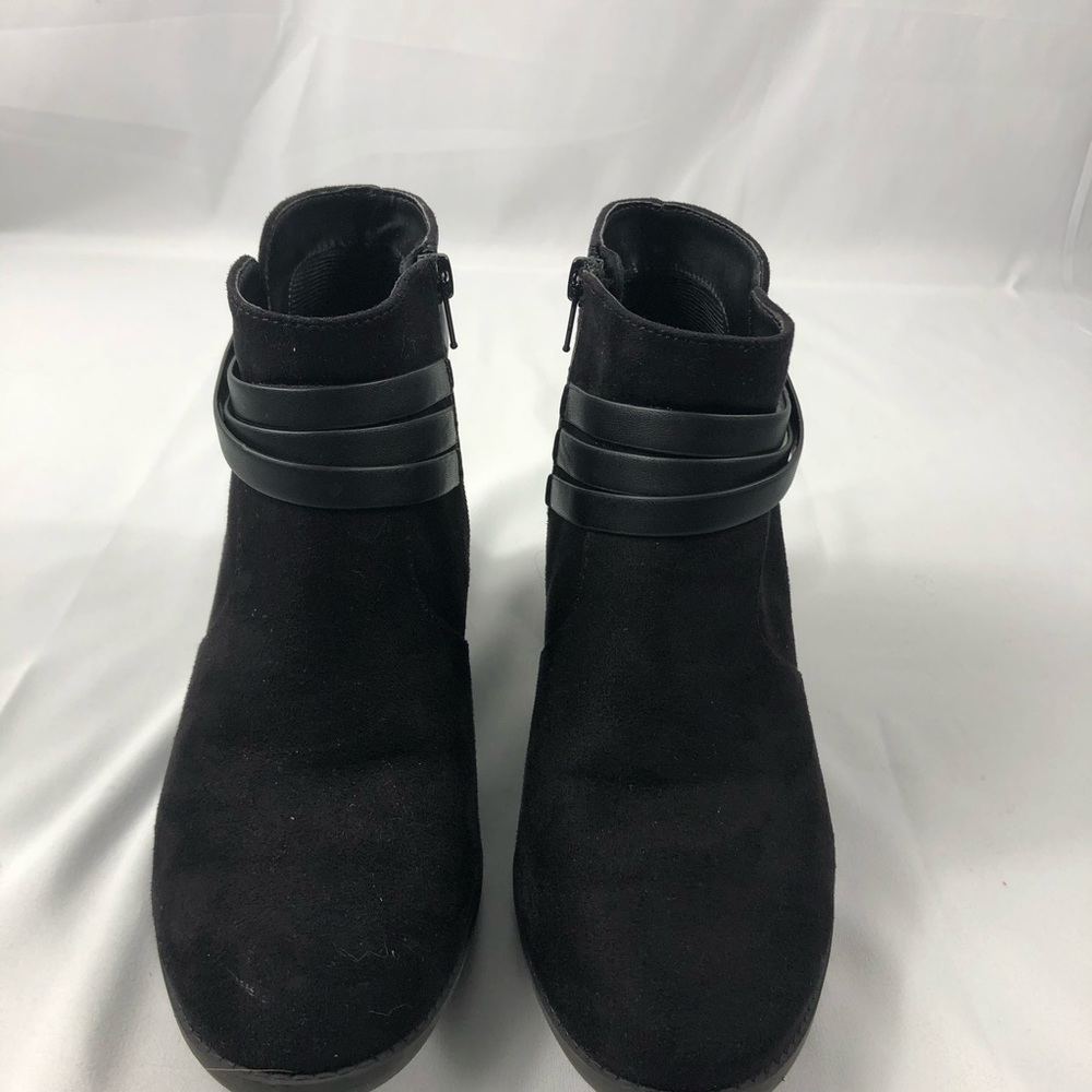 Y.Not? Black ankle boot NWOT. Size 7.5Bossuet pho leather strap